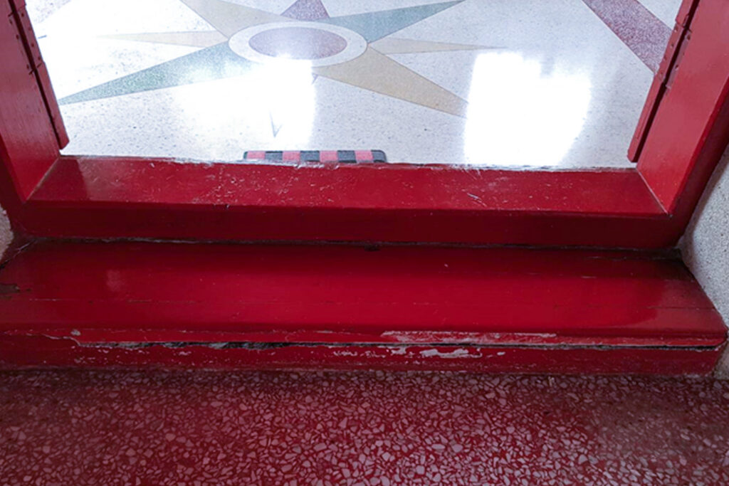 ห้ามเหยียบธรณีประตู 2