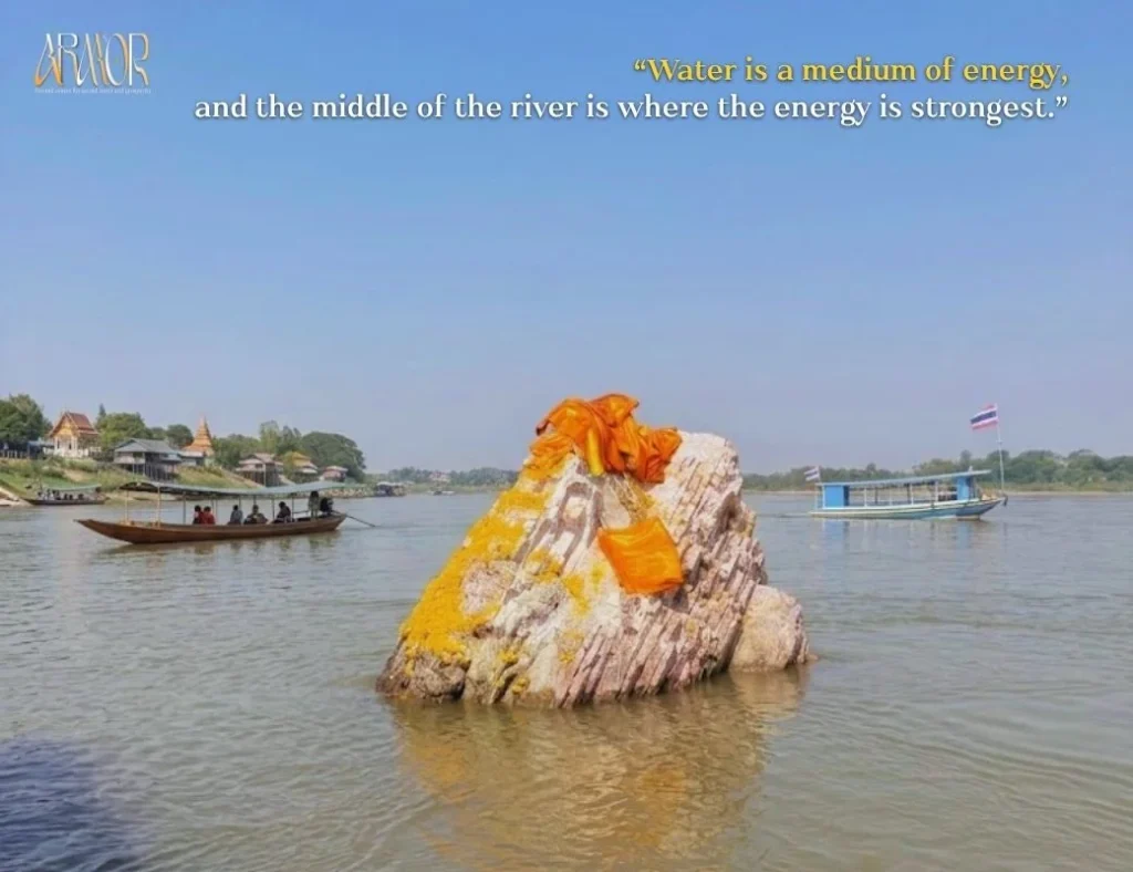 ARM’S ARMOR Explores the Legend of “Phra That La Nong” in Nong Khai Province, Taking a Boat to Pray at the Sacred Stupa in the Middle of the Mekong River ARMOR 4