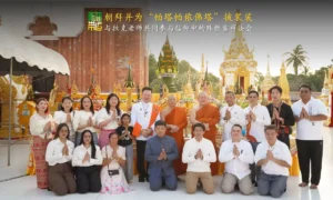 陈律师带运:朝拜并为“帕塔帕侬佛塔”披袈裟,与拉克老师共同参与信仰中的殊胜吉祥法会 拉廊佛塔 14