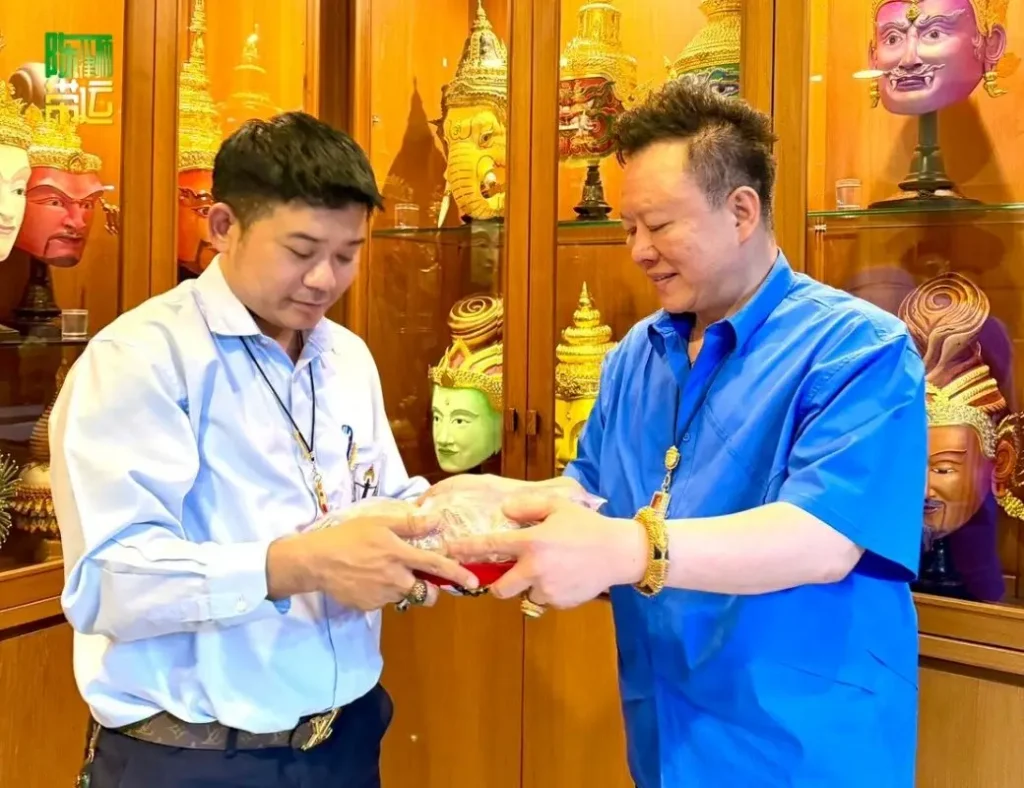 陈律师(陈慧敏)获赠“拉胡神骑迦楼罗”法牌,由拉克老师亲自授予。此圣物为承载信仰与威望能量的吉祥法物,寓意化厄为祥、转恶为善 陈律师带运 2 4