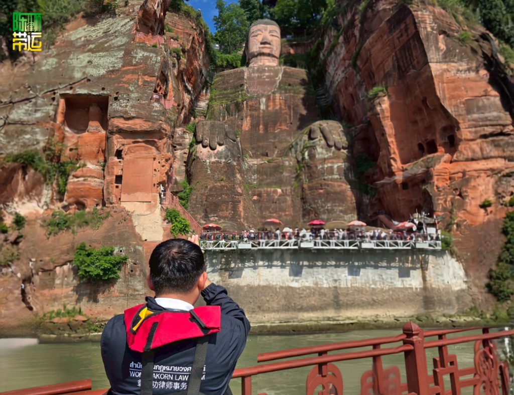 陈律师带运,探访中国四川省乐山,走进世界文化遗产圣地,开启福运,感受信仰之力。 陈律师带运 12
